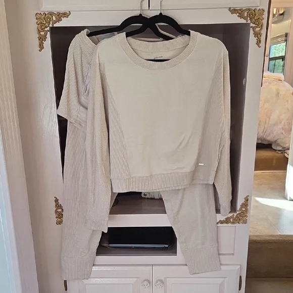 Cream Gilly Hicks Dreamworthy Soft Ribbed Set, Joggers, Sweater, Shorts. Size M - Picture 4 of 11